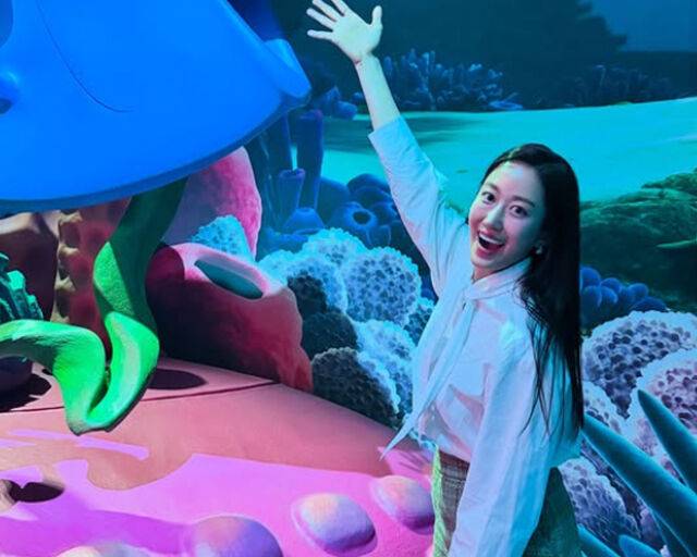 아들보다 더 신이난 전혜빈이 행복한 미소를 짓고 있다. / 전혜빈 소셜미디어 캡처