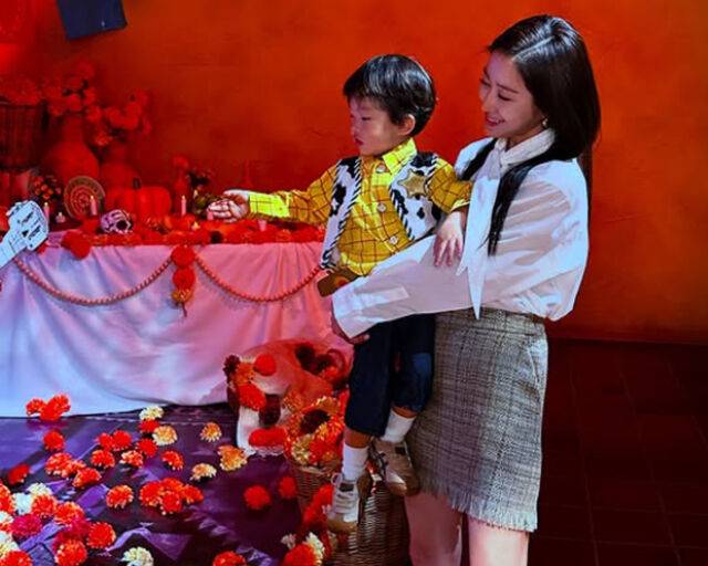 전혜빈이 아들을 안고 전시회를 구경하고 있다. / 전혜빈 소셜미디어 캡처