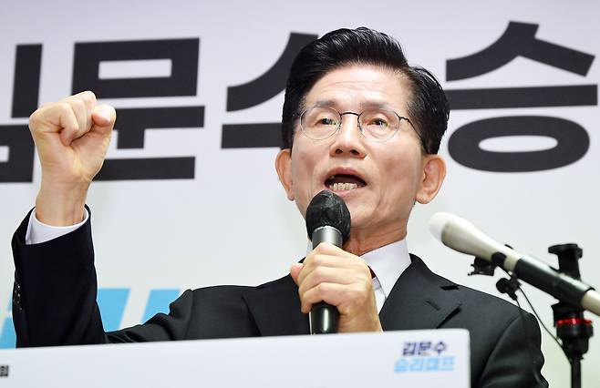 김문수 국민의힘 대통령선거 후보가 8일 오전 서울 여의도 선거 캠프 사무실에서 긴급 기자회견을 열고 단일화에 관한 입장을 밝히고 있다. 이상섭 기자