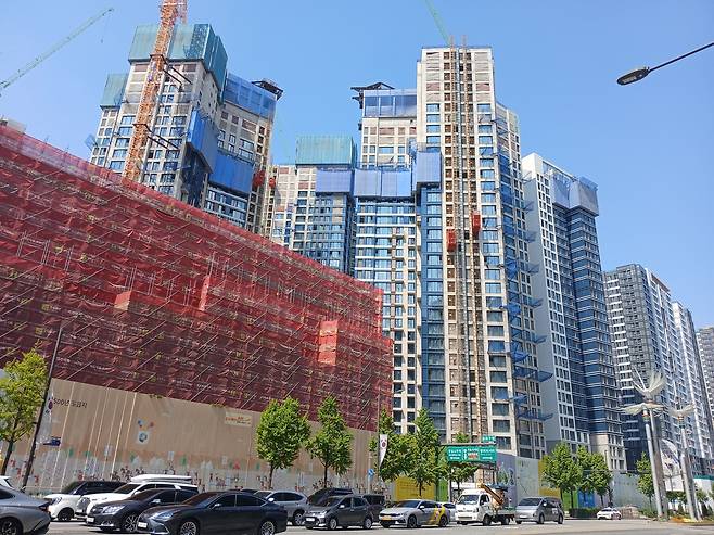 서울 송파구 신천동에서 잠실르엘(미성·크로바 재건축) 아파트가 지어지고 있다.김희량 기자