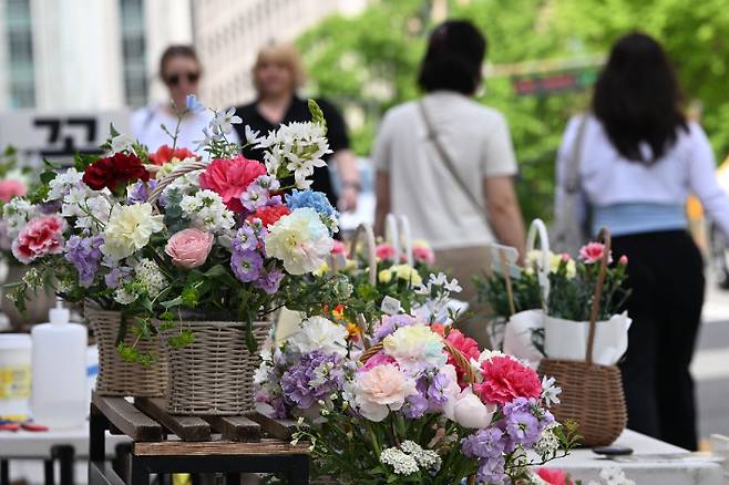 어버이날인 8일 서울 종로구의 한 꽃집에 카네이션 화분이 놓여 있다. 류영주 기자