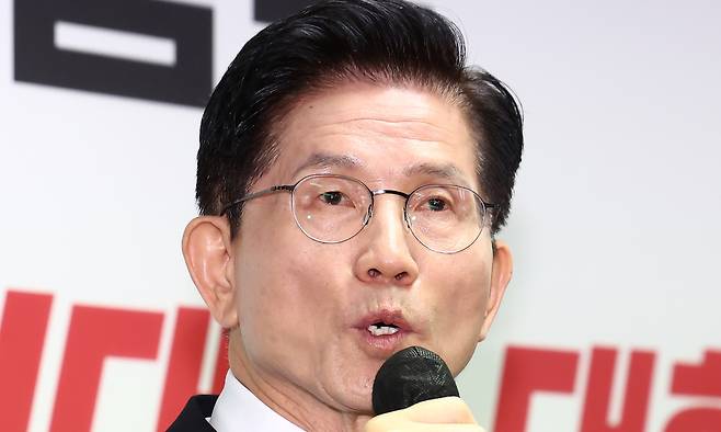 김문수 국민의힘 대통령 후보가 8일 오전 서울 여의도 자신의 캠프 사무실에서 단일화 관련 긴급 기자회견을 하고 있다. 뉴스1