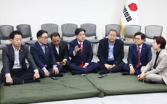 무기한 단식 돌입한 권성동 - 김문수 국민의힘 대선 후보에게 단일화를 촉구하며 무기한 단식에 돌입한 권성동 원내대표가 8일 중앙당사에서 단식 중인 상임고문단을 만나고 있다. 왼쪽부터 최은석 의원, 유준상 상임고문, 염동열 전 의원, 권 원내대표, 김무성 상임고문, 박형수 원내수석부대표, 서지영 원내대변인. 뉴스1