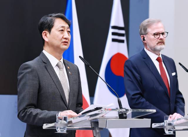 안덕근(왼쪽) 산업통상자원부 장관이 7일 프라하 체코 총리실에서 열린 한·체코 원전산업 협력 약정 체결식에서 약정서에 서명한 뒤 발언하고 있다. 사진 제공=산업부