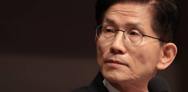 김문수 국민의힘 대선 후보가 8일 한국프레스센터에서 열린 관훈클럽 토론회에서 패널의 질문을 경청하고 있다. 연합뉴스