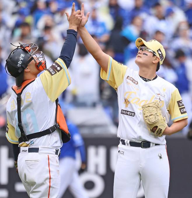 한화 김서현(오른쪽)과 이재원이 지난 5일 대전 삼성전 승리 후 세리머니하고 있다. 한화 이글스 제공