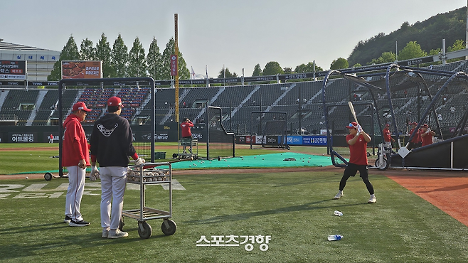 SSG 정준재가 7일 사직 롯데전을 앞두고 이숭용 감독과 함께 토스 배팅 훈련을 하고 있다.