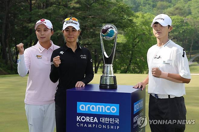 2025 LET 아람코 챔피언십 포토콜 (고양=연합뉴스) 임병식 기자 = 8일 오전 경기도 고양시 뉴코리아 컨트리클럽에서 열린 2025 레이디스 유러피언투어(LET) 아람코 챔피언십 포토콜에서 김효주(왼쪽부터)와 대니엘 강, 박성현이 트로피를 앞에 두고 포즈를 취하고 있다. 2025.5.8 andphotodo@yna.co.kr