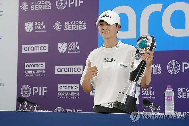 LET 아람코 챔피언십 참가하는 박성현 (고양=연합뉴스) 임병식 기자 = 8일 오전 경기도 고양시 뉴코리아 컨트리클럽에서 열린 2025 레이디스 유러피언투어(LET) 아람코 챔피언십 기자회견에서 박성현이 트로피를 들고 포즈를 취하고 있다. 2025.5.8 andphotodo@yna.co.kr