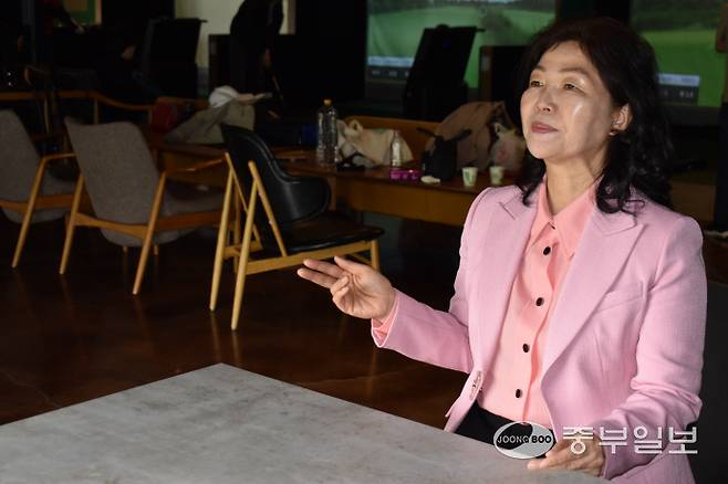 황옥분 피치파크게임즈 대표가 중부일보와 인터뷰를 진행하고 있다. 이성관 기자