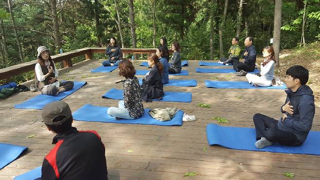 자연 숲 체험 호흡 명상 프로그램.