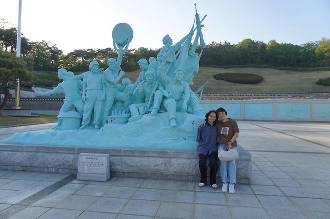 광주시 북구 국립 5.18민주묘지에 방문한 이지우(왼쪽)양과 어머니 김경미 씨. <이지우 양 제공>