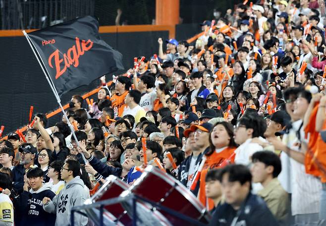 7일 대전 한화생명볼파크에서 열린 프로야구 2025 신한 SOL 뱅크 KBO리그 삼성 라이온즈와 한화 이글스의 경기에서 한화 이글스 팬들이 한화 득점에 환호하고 있다. 사진=연합뉴스