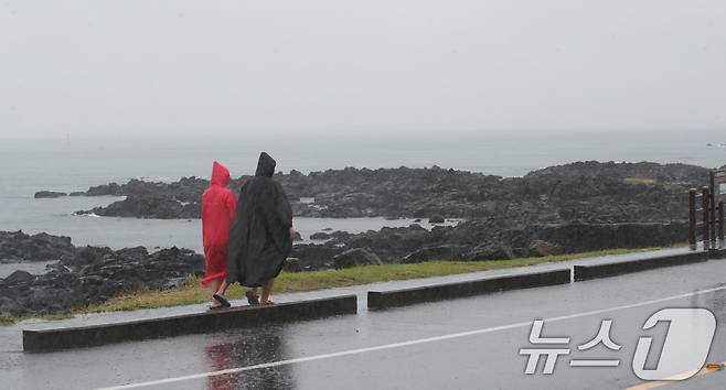 제주시 용담해안도로에서 관광객들이 우비를 입고 이동하고 있다. 2024.11.1/뉴스1 ⓒ News1 오현지 기자