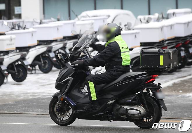 26일 서울 시내에서 배달기사가 물품을 배달하고 있다. 2023.1.26/뉴스1 ⓒ News1 구윤성 기자