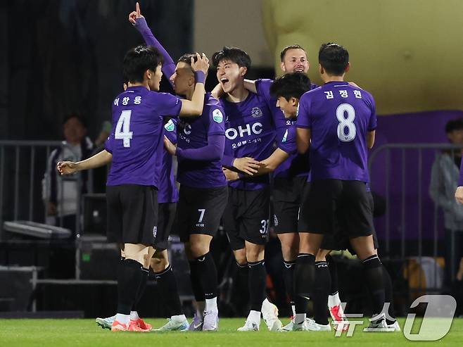 서울전에서 득점 후 기뻐하는 안양 선수들 2025.5.6/뉴스1 ⓒ News1 황기선 기자