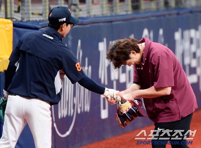 김재걸 코치와도 반갑게 인사하는 이형종