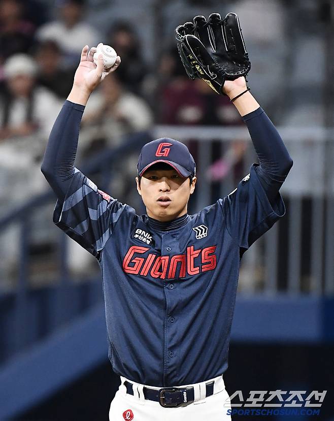 29일 서울 고척스카이돔에서 열린 롯데-키움전. 8회말 2사 만루에 등판한 구승민이 투구 전 심호흡하고 있다. 고척=정재근 기자 cjg@sportschosun.com/2025.4.29/