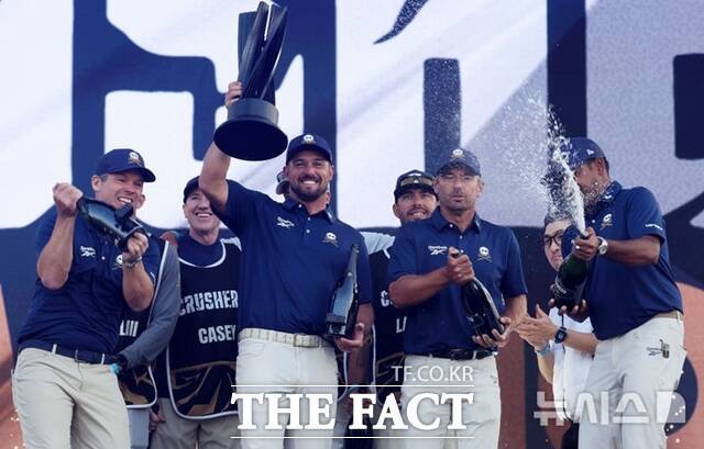 브라이슨 디섐보(왼쪽 두번째)가 이끄는 크러셔스 GC 팀이 4일 인천 연수구 송도 잭 니클라우스 골프클럽 코리아에서 열린 LIV 골프 코리아 시상식에서 우승 세리머니를 하고 있다./인천=뉴시스