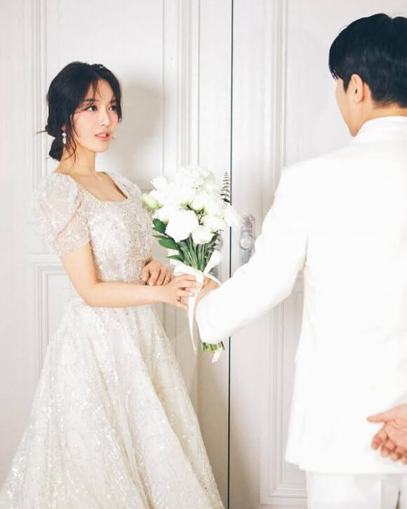 그룹 AOA 찬미로 활동했던 배우 도화가 결혼 소식을 발표하며 자신의 웨딩 사진을 공개했다. /도화 SNS