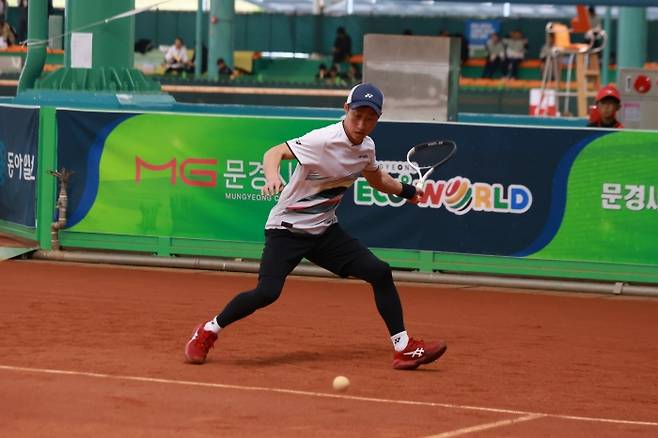 제103회 동아일보기 전국 소프트테니스대회 남자 일반부 복식에서 정상에 오른 이천시청 박환. 마흔을 바라보는 나이에 대회 첫 우승의 기쁨을 누렸다. 대한소프트테니스협회 제공