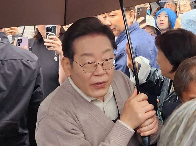 경북 경주시 용강동의 한 거리에서 이재명 더불어민주당 후보가 시민들과 이야기를 나누고 있다. 임춘한 기자