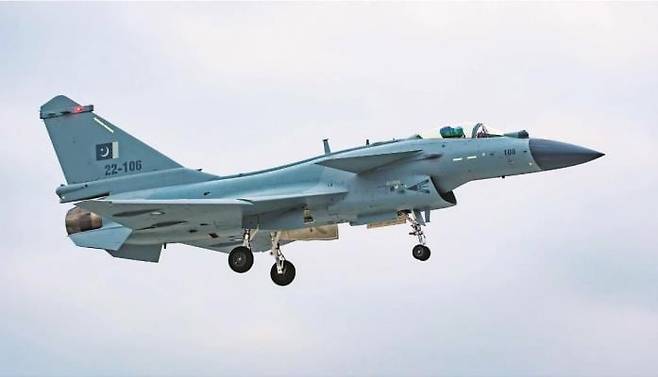 파키스탄군이 지난 7일 인도군과 벌인 공중 교전에서 중국산 전투기 J-10C로 인도군의 라팔 전투기를 격추했다고 주장했다. 사진은 과거 중국 공군이 공개한 J-10C.