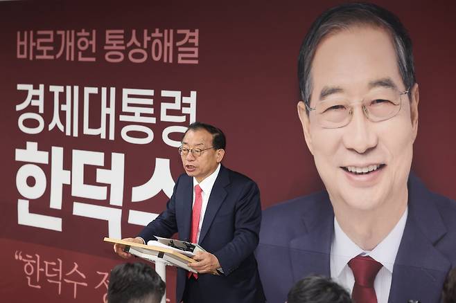 한덕수 무소속 대선 예비후보 캠프 이정현 대변인이 지난 7일 서울 여의도의 한 후보 선거사무실에서 취재진 질문에 답하고 있다. /연합뉴스