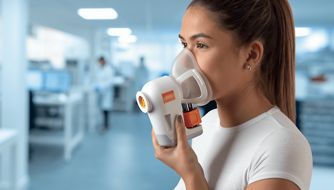 영국 올스톤 메디컬의 마스크형 전자코 리시바를 착용한 모습. 올스톤 메디컬은 케임브리지대와 함께 이 마스크로 대규모 폐암 진단 임상시험을 진행하고 있다./Owlstone Medical