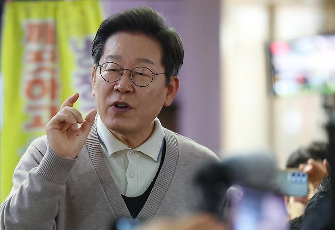 더불어민주당 이재명 대선 후보가 제3차 골목골목 경청투어로 경북지역 방문에 나선 9일 경북 영천시 영천공설시장에서 시장 상인 및 지지자들 앞에서 연설하고 있다./연합뉴스