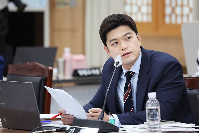 김용태 국민의힘 의원이 2024년 10월 17일 오후 광주시교육청에서 열린 국회 교육위원회 국정감사에서 양오봉 전북대총장에게 질의하고 있다. /뉴스1