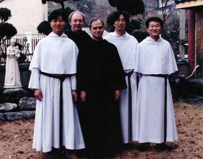 레오 14세 신임 교황(가운데)이 지난 2002년 한국을 방문해 이기훈 신부(오른쪽에서 두 번째)와 함께 촬영한 사진. /성 아우구스띠노 수도회 한국지부 제공