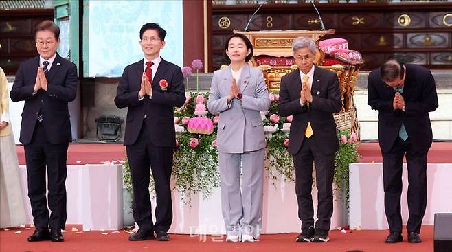 이재명 더불어민주당 대선 후보와 김문수 국민의힘 대선 후보, 김재연 진보당 대선 후보, 권영국 정의당 대선 후보, 한덕수 무소속 대선 예비후보가 5일 오전 서울 종로구 조계사에서 열린 부처님오신날 봉축법요식에서 인사를 하고 있다. ⓒ데일리안 홍금표 기자