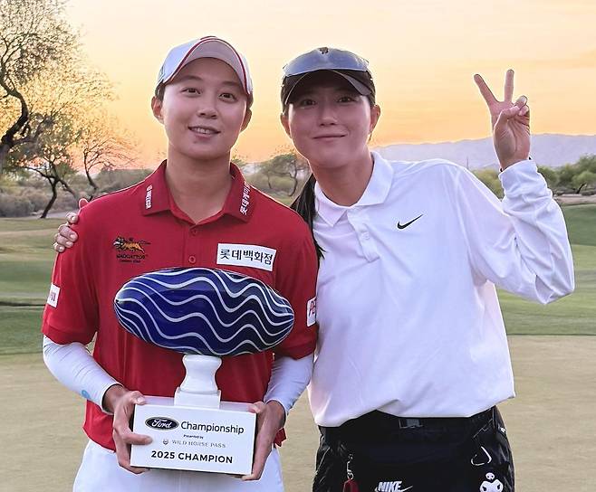 김효주(왼쪽)가 3월 31일 미국여자프로골프(LPGA)투어 포드 챔피언십에서 우승한 뒤 트로피를 들고 매니저인 심서연과 함께 기념 촬영을 하는 모습. 심서연 제공