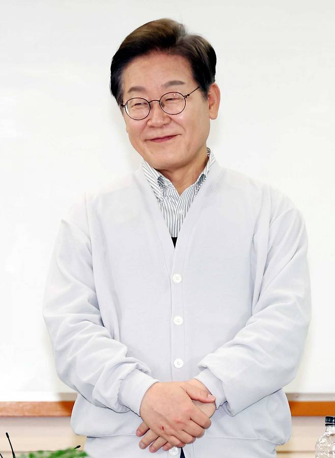 민심을 청취하는 ‘경청 투어’에 나선 이재명 더불어민주당 대선후보가 7일 전북 익산시 인북로 대한노인회 익산지회에서 열린 임원 간담회에서 미소를 짓고 있다. 2025.05.07. 익산=뉴시스