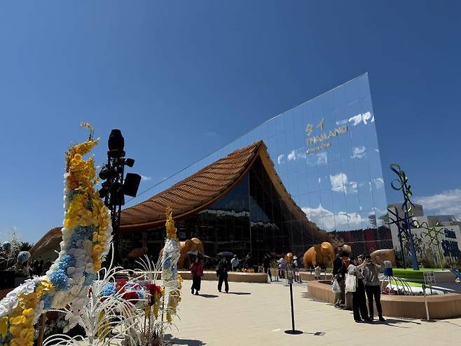 엑스포의 전시관은 그 국가와 기구에 관한 모든 것을 느낄 수 있을 정도였다. 전통과 현재, 미래 과학기술이 펼쳐진 전시관을 둘러보는 것은 엑스포의 가장 큰 재미다. 사진은 태국관의 외관이다.