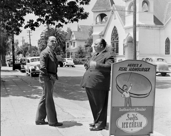 미국 작가 손턴 와일더(왼쪽)는 희곡 ‘우리 읍내’(1938) 등으로도 유명하다. 와일더가 공동 각본가로 쓴 ‘의혹의 그림자’는 앨프리드 히치콕 감독(오른쪽)이 1943년 영화화했다. ©The Wilder Family LLC, 손턴 와일더가(家) 공식 사이트