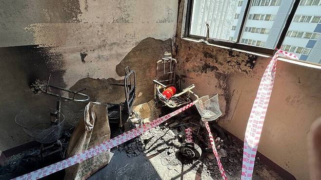 지난 5일 화재로 불에 탄 전동보장구. 김수연 기자 link@hani.co.kr