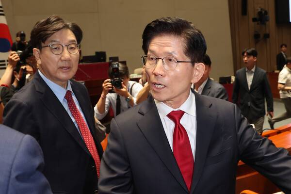 김문수 국민의힘 대선 후보가 9일 서울 여의도 국회에서 열린 의원총회에서 권영세 비상대책위원장이 단일화를 압박하는 발언 뒤 퇴장하자 항의하며 의총장을 나가고 있다. 연합뉴스