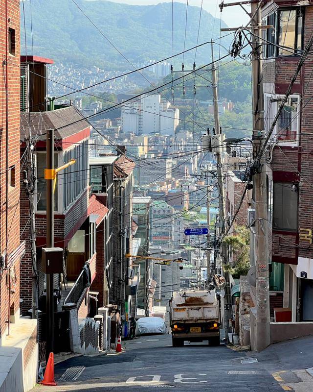 지난달 23일 찾아간 서울 관악구 봉천동 국사봉 자락 빌라촌 일대. 노인들은 걸음을 멈추고 몇 번씩이나 숨을 돌리며 오르는 언덕이다. 한국토지주택공사(LH)가 청년에게 공급하는 매입임대주택은 이 언덕 끝에 자리 잡았다. 김민호 기자