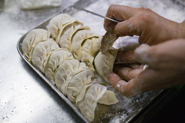 문경식 셰프가 서울 중구 '교자바 나비' 주방에서 만두를 빚고 있다.
