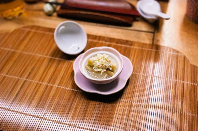 '교자바 나비'의 코스는 전복 요리로 시작한다.