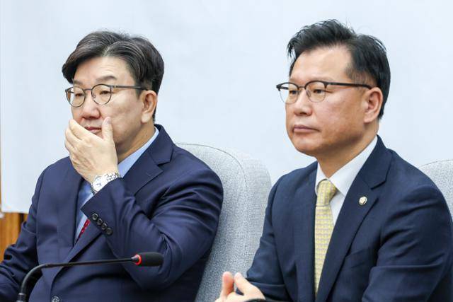 권성동(왼쪽) 국민의힘 원내대표가 9일 국회에서 열린 원내대책회의에 참석하고 있다. 오른쪽은 이양수 사무총장. 뉴스1