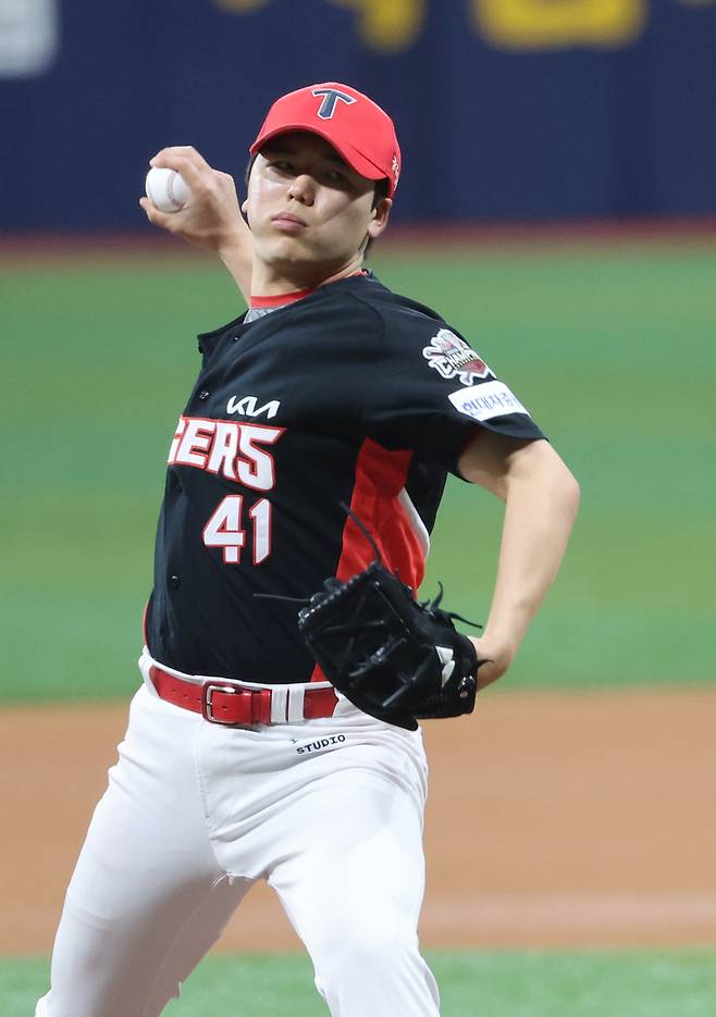 2025 KB0리그 프로야구 키움히어로즈와 KIA타이거즈의 경기가 7일 오후 서울 고척스카이돔에서 열렸다. KIA 황동하가 선발 등판해 공을 던지고 있다. 고척=김민규 기자 mgkim1@edaily.co.kr /2025.05.07/