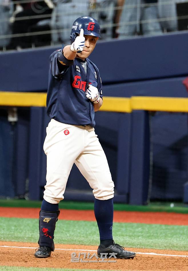 30일 오후 서울 고척스카이돔에서 열린 2025 프로야구 롯데 와 키움 경기. 롯데 황성빈이 3회 1사 1,2루서 좌전안타를 날리고 기뻐하고 있다. 고척=정시종 기자 capa@edaily.co.kr /2025.04.30.