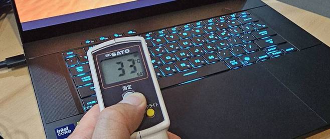 키보드 중앙 부분은 섭씨 40도 이상으로 온도가 높아지기도 했지만, 게임 중 손이 자주 접촉하는 이른바 ‘WASD 구역’의 온도는 섭씨 33도 전후를 유지했다 / 출처=IT동아