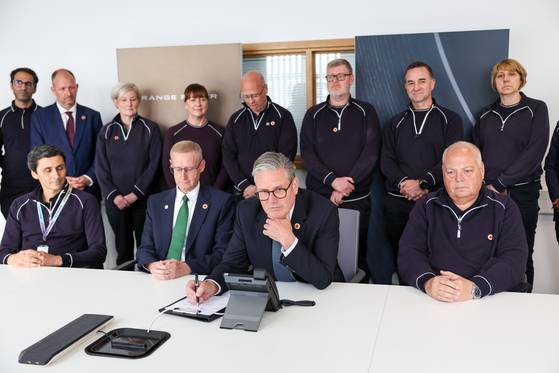 8일 영국 웨스트미들랜즈에 있는 재규어 랜드로버 자동차 생산 공장에서 키어 스타머 영국 총리(가운데)가 도널드 트럼프 미국 대통령과 전화 통화를 하고 있다. EPA=연합뉴스