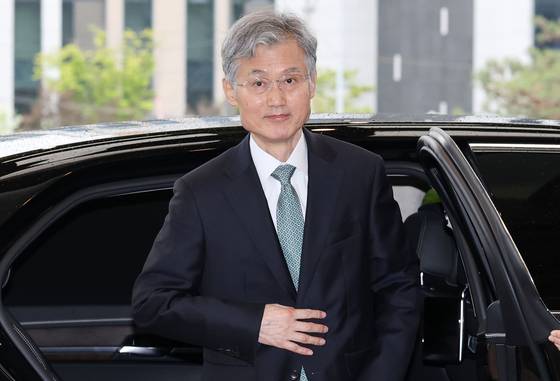 조희대 대법원장이 9일 오전 서울 서초구 대법원으로 출근을 하고 있다. 법원은 전국 법관대표회의 개최 여부를 두고 내부의견을 수렴중이다. 뉴스1