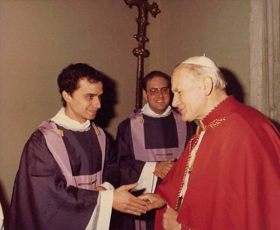 신임 교황 레오 14세(왼쪽)가 요한 바오로 2세와 만났을 때 사진. 로이터=연합뉴스