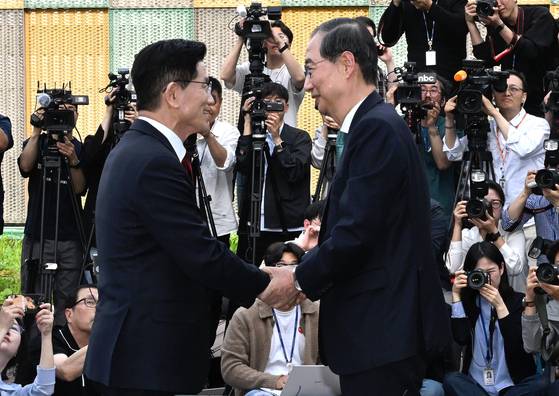 국민의힘 김문수 후보와 무소속 한덕수 후보가 8일 서울 여의도 국회 사랑재 커피숍에서 1:1로 공개 만남을 갖고 있다. 임현동 기자 / 2025.05.08